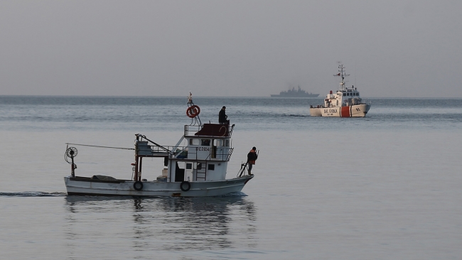 Batan teknede kaybolan 2 kişiyi arama çalışmaları sürüyor